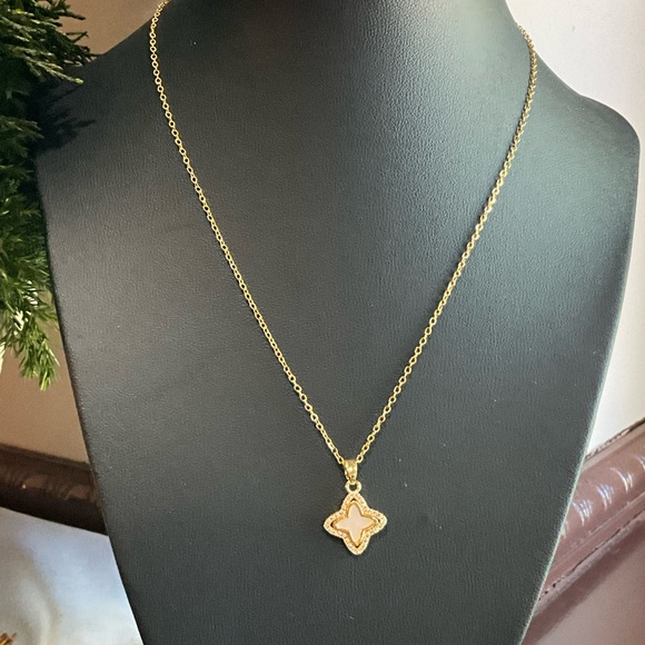 Elegant and Chic 18” Gold Necklace with White Clover Pendant - Picture 3 of 7